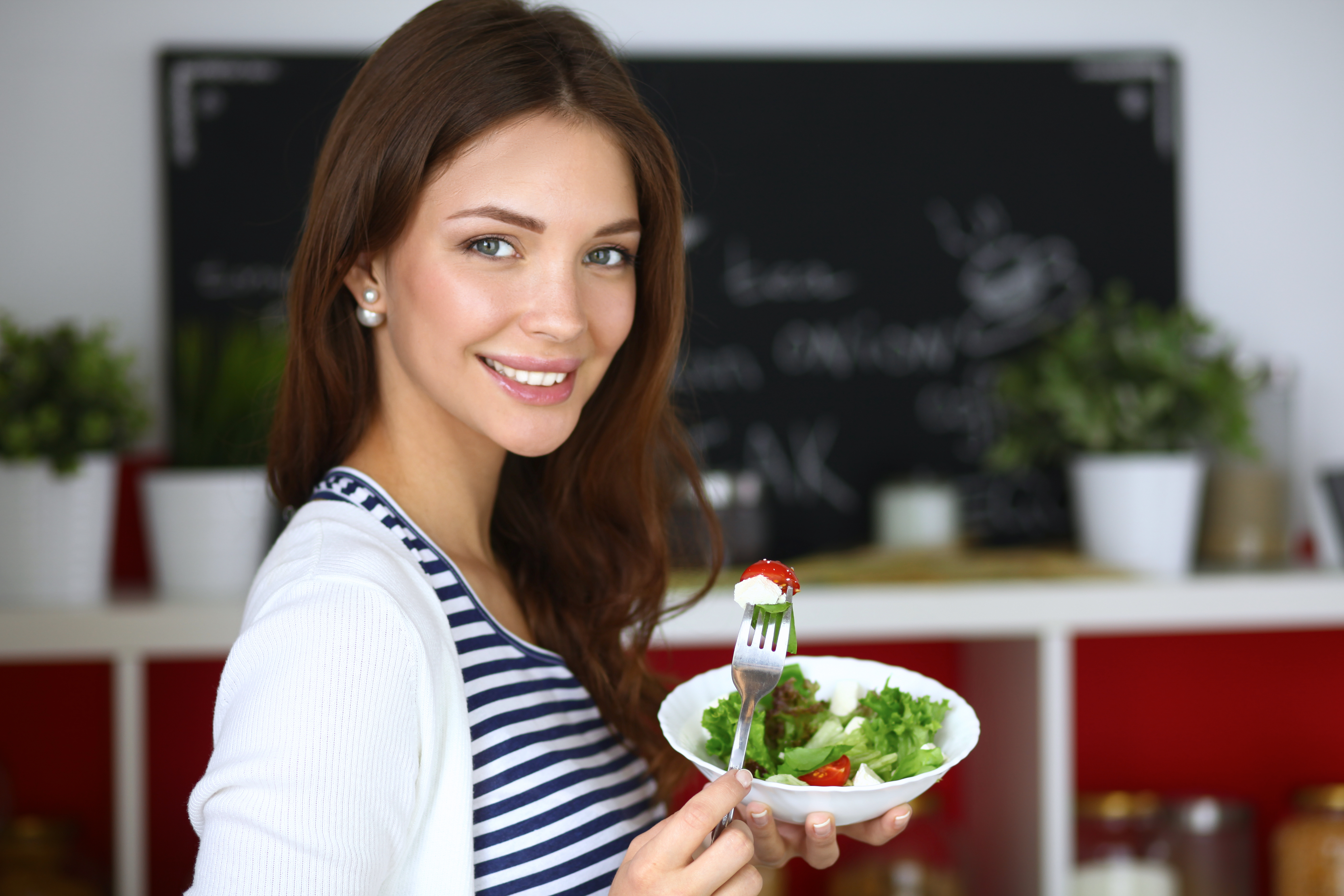 Salad eating. Вкусные женщины 30. Девушка ест салат. Поздний ужин. Good appetite.