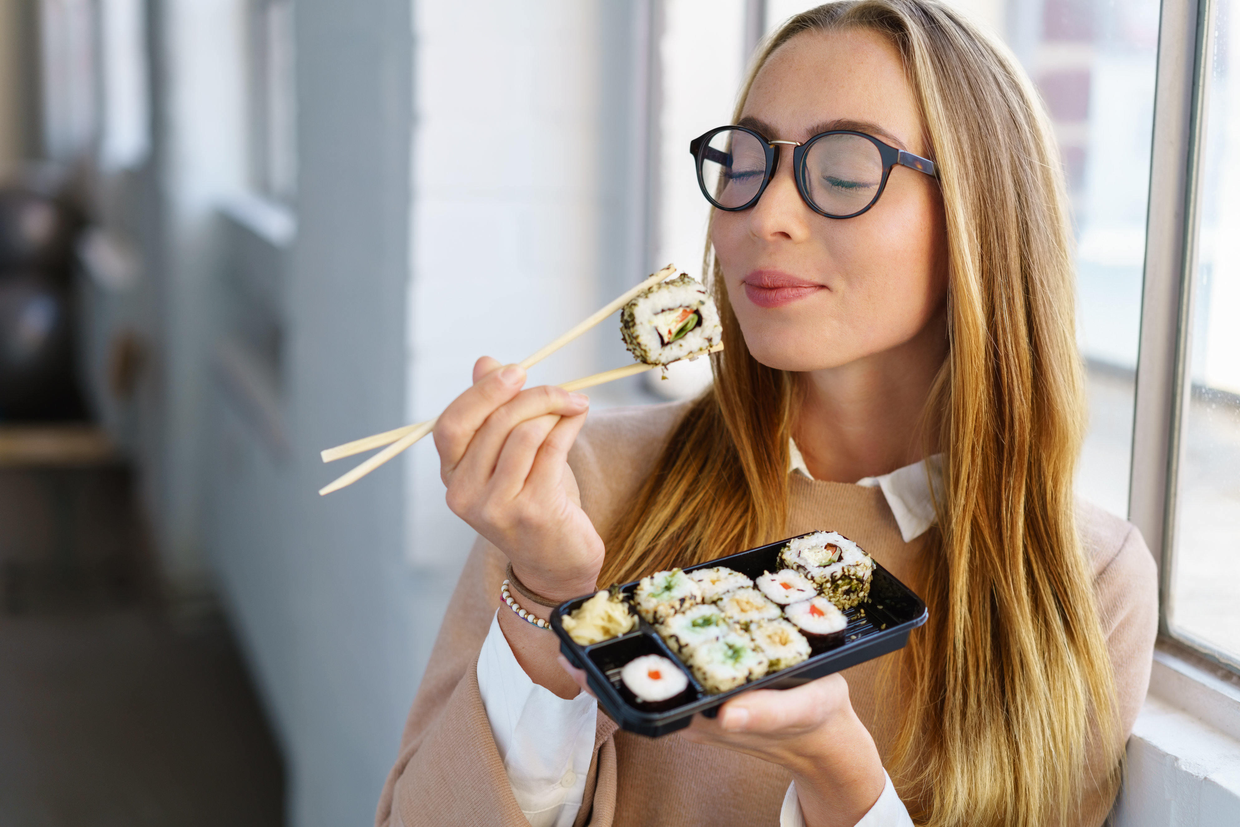 Eating sushi. Ест суши. Девушка кушает роллы. Девушка с роллами. Фотосессия с роллами.