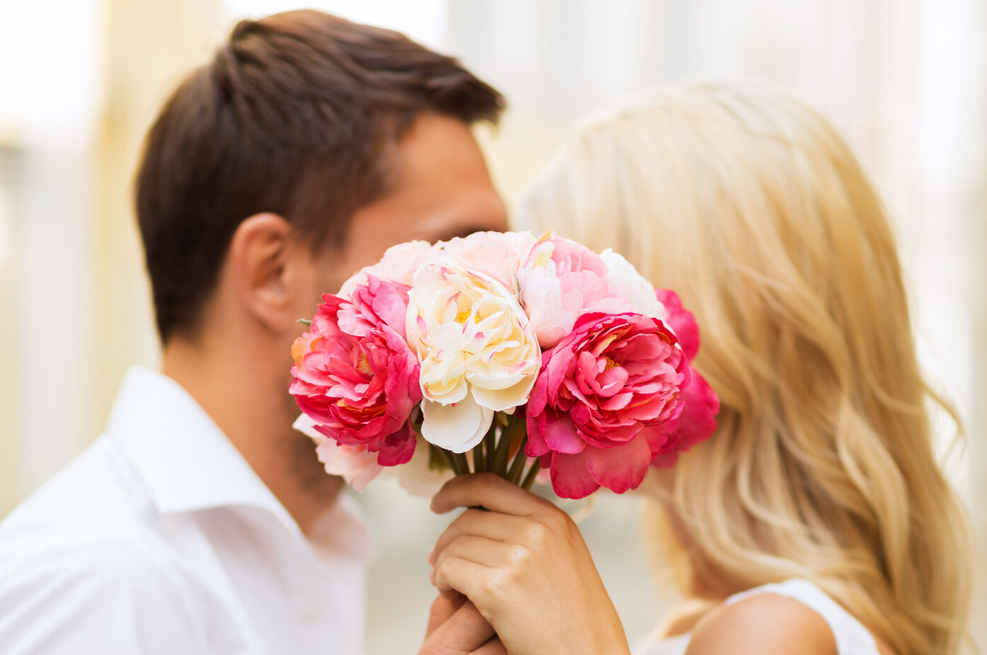 Мужчина дарит белые розы женщине фото