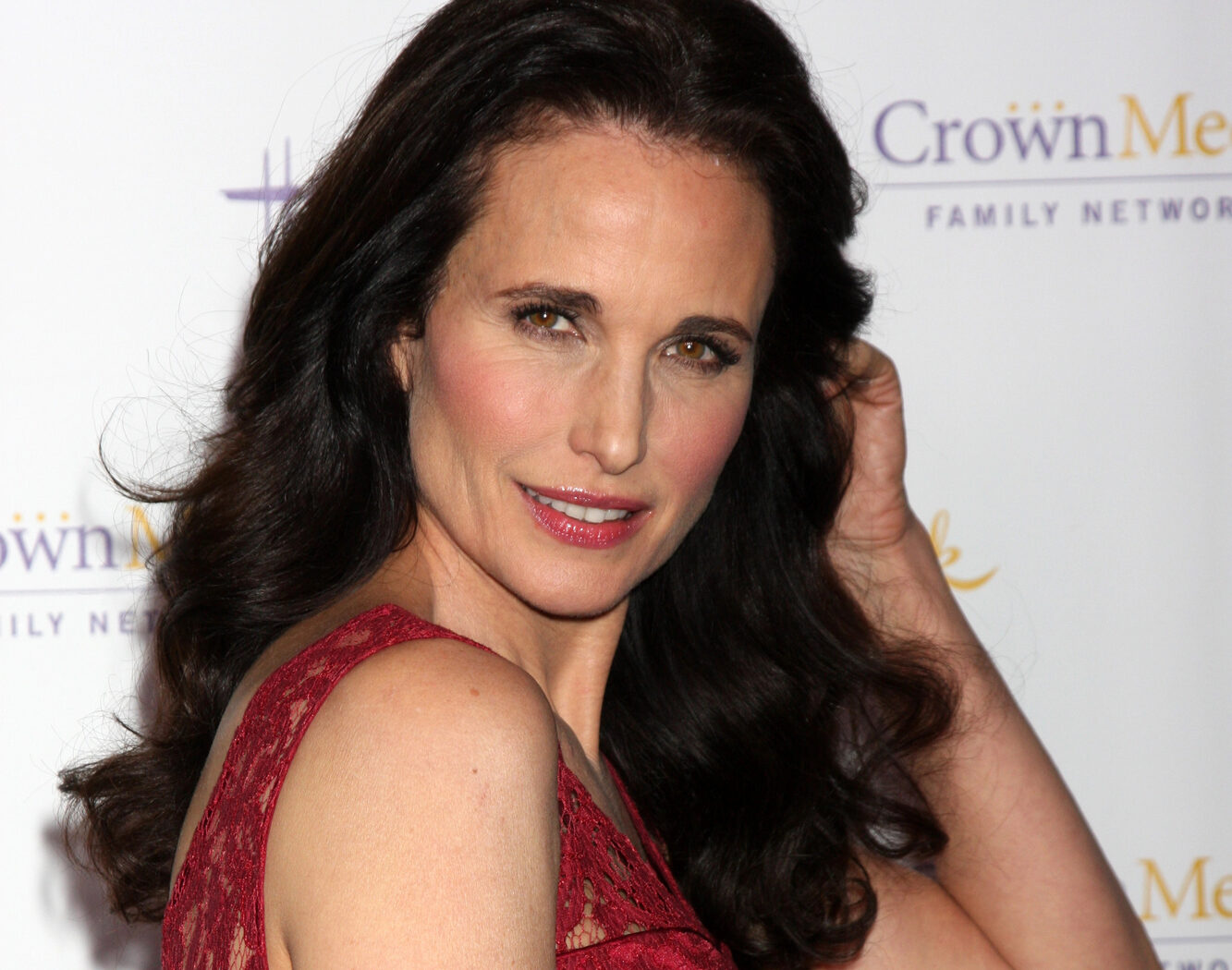 Andie MacDowell a decis sa nu-si mai ascunda parul alb, chiar daca  managerii ei nu au fost de acord - Andreea Raicu