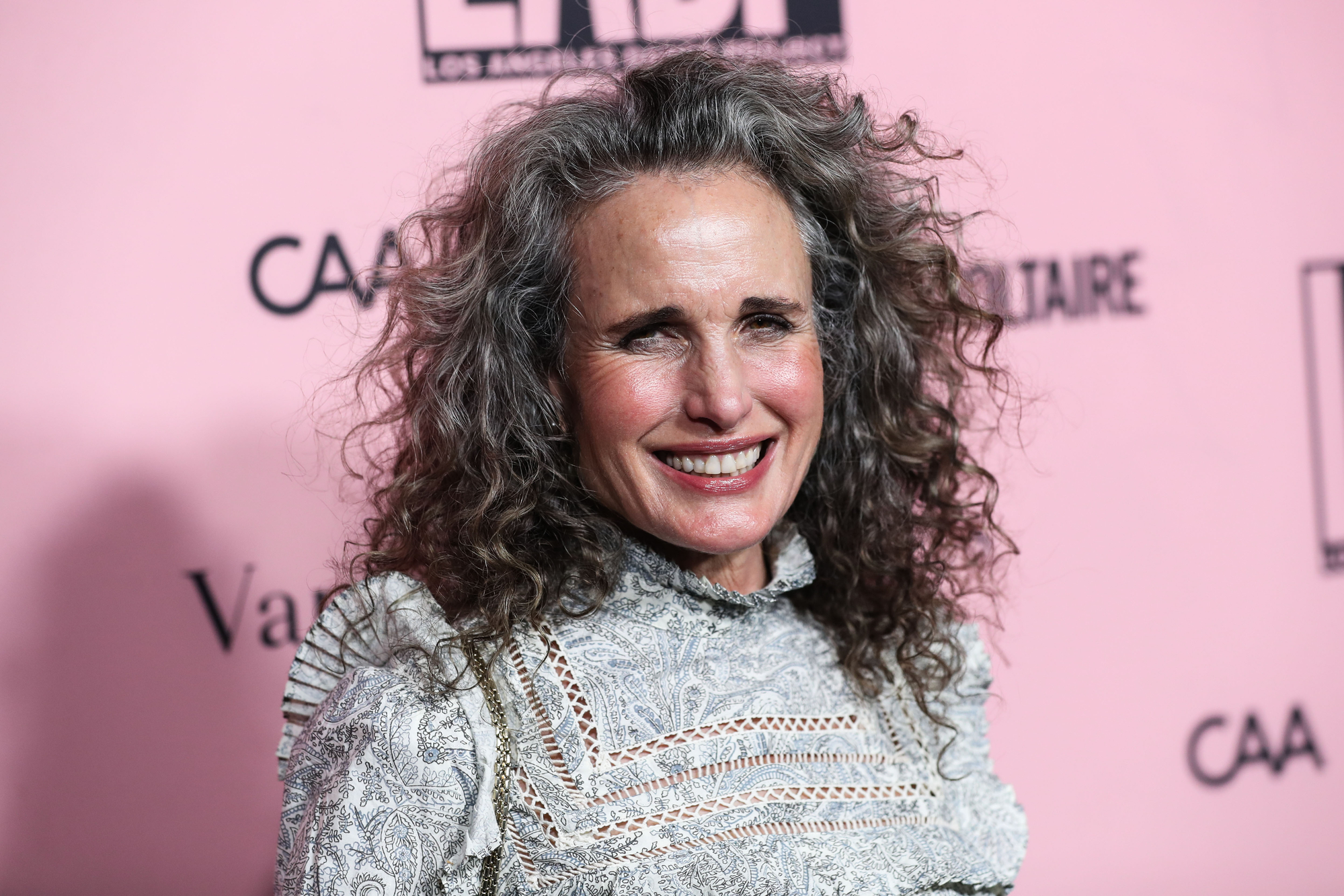 Andie MacDowell nu are nicio problema cu cei care ii spun ca parul carunt o  imbatraneste: 